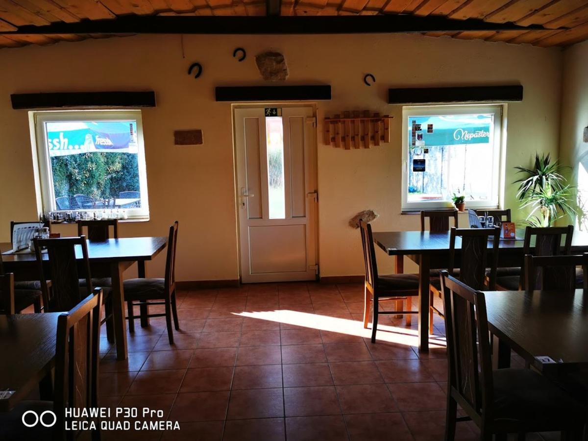 Restaurace a penzión u Jessyho Perná Exterior foto